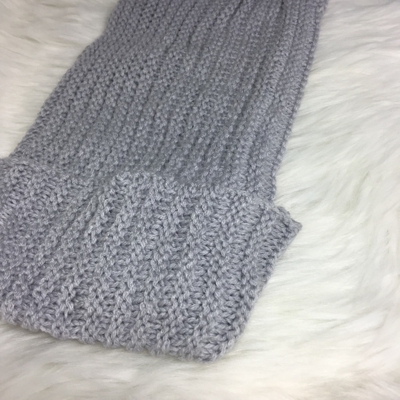 V-Neck Ribbed Oversized Sweater - Picture 5 of 6